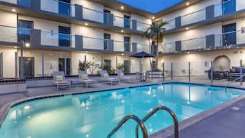 Piscina all'aperto, ombrelloni da piscina, lettini