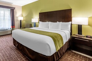 Premium bedding, pillow-top beds, laptop workspace, blackout curtains - Comfort Inn San Diego Old Town (San Diego)