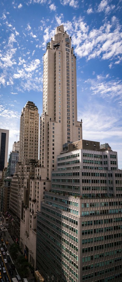 Un edificio de gran altura con varios pisos y una entrada destacada en esquina.