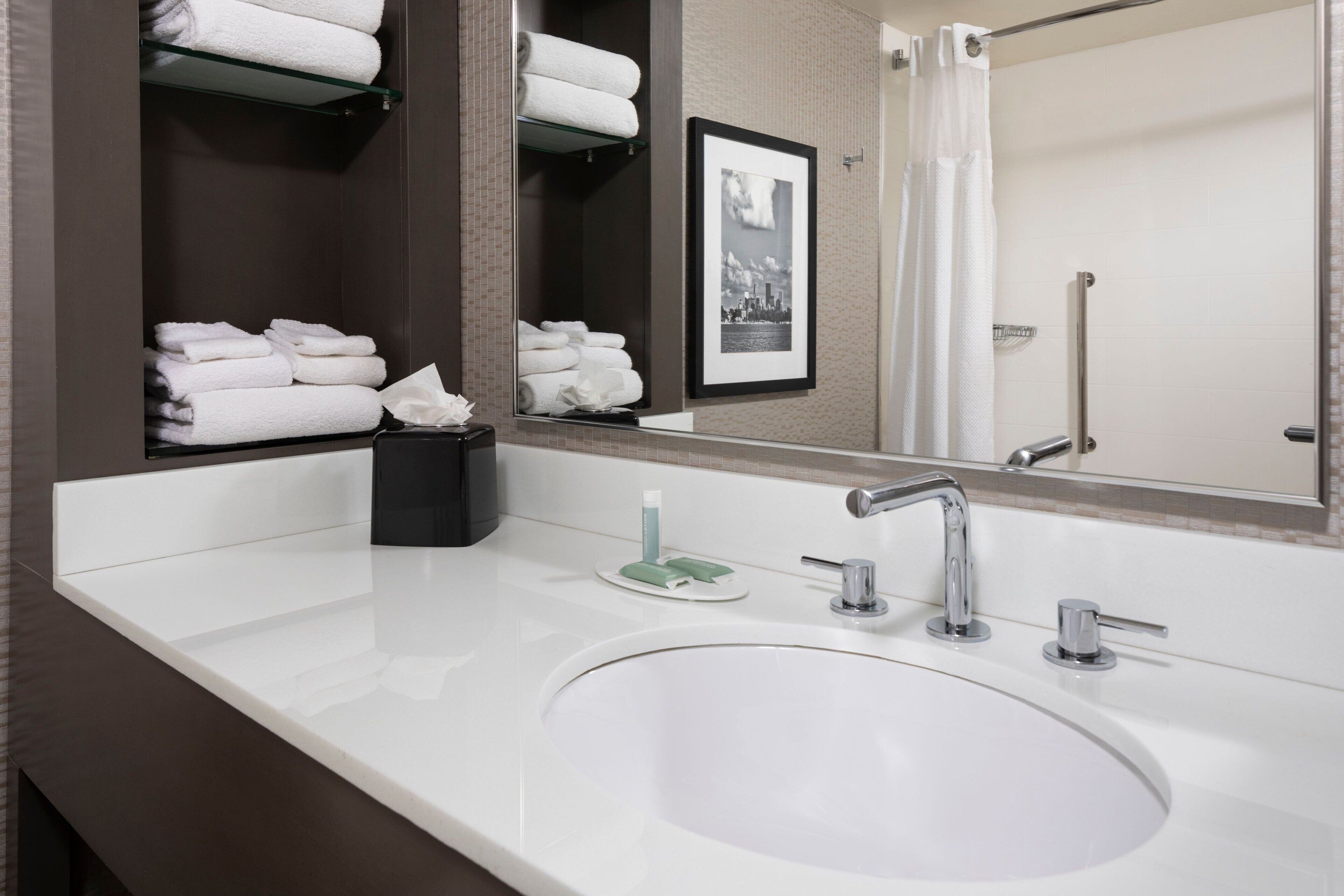 Cofres nos quartos, escrivaninha, cortinas blackout