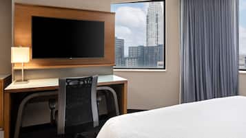 Cofres nos quartos, escrivaninha, cortinas blackout