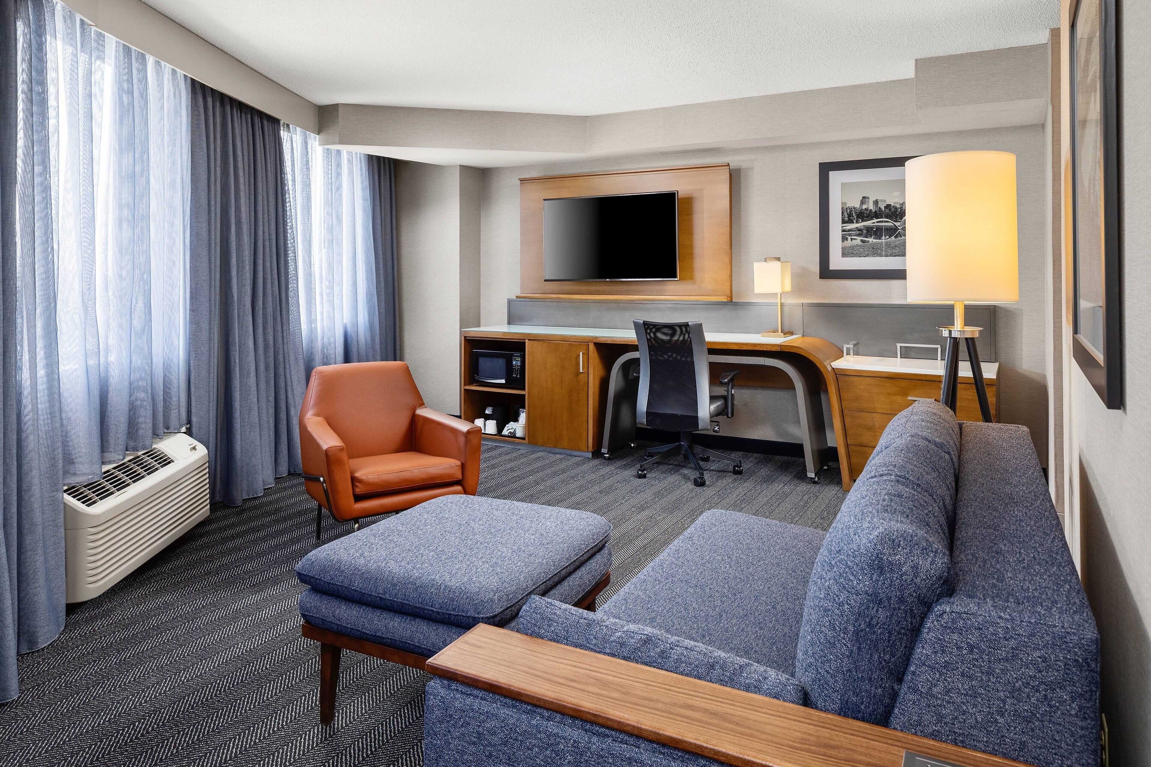 suite, 1 bedroom | living room | flat-screen tv