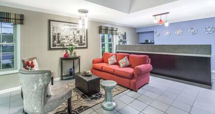 Super 8 by Wyndham Kingston