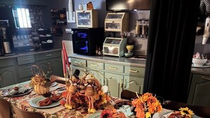 Comedor con una mesa dispuesta para una comida, rodeada de sillas.