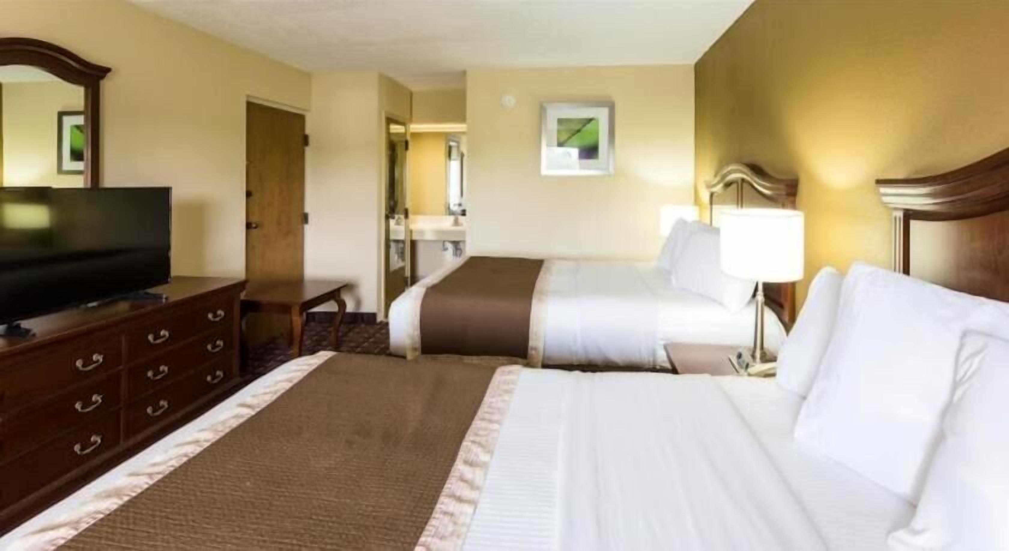 Desk, blackout drapes, free WiFi, bed sheets