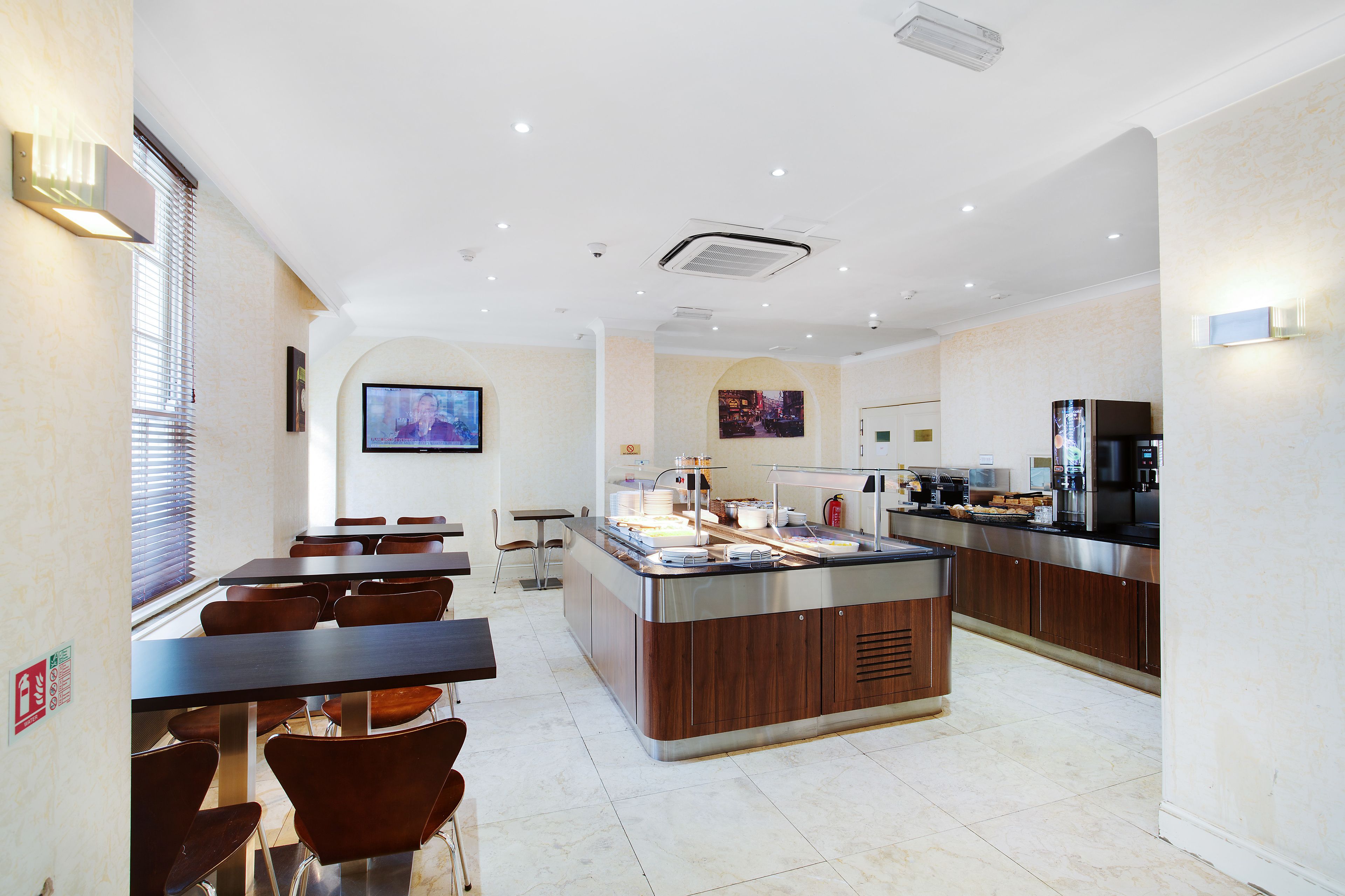 Photo - Queens Park Hotel