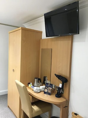 Chambre quadruple supérieure | 1 chambre, coffre-fort, bureau, fer et planche à repasser