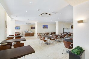 朝食 (ビュッフェ)、毎日提供 (1 名様 13.95 GBP)