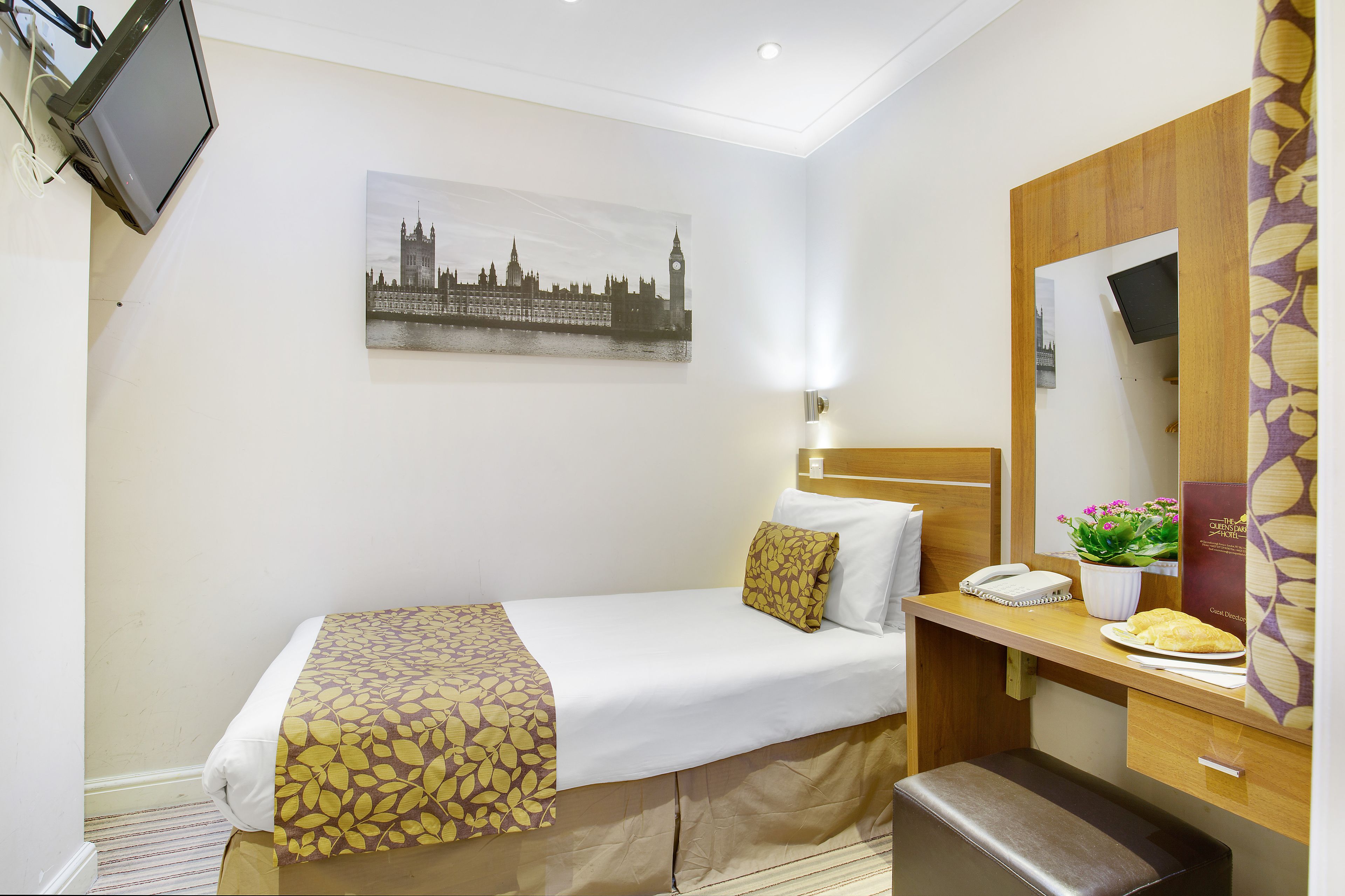 Photo - Queens Park Hotel