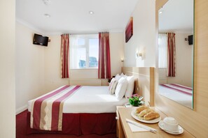 Standaard tweepersoonskamer | Een kluis op de kamer, een bureau, een strijkplank/strijkijzer