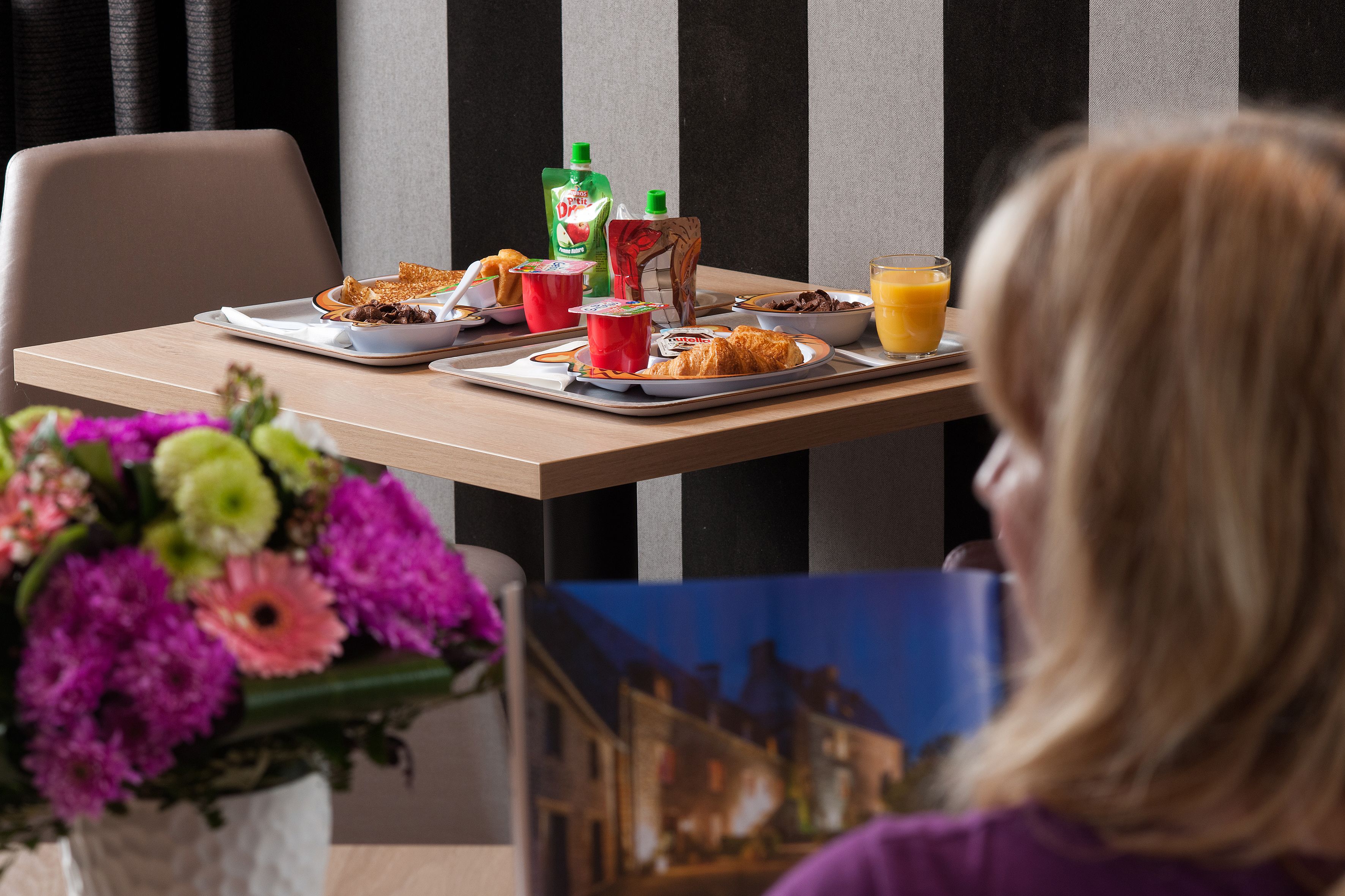 A breakfast tray with food and drinks on a table.