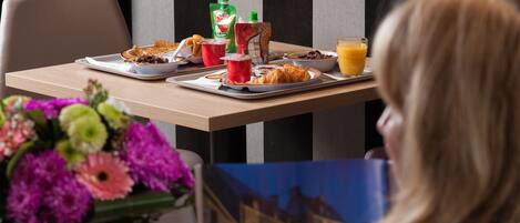 A breakfast tray with food and drinks on a table.