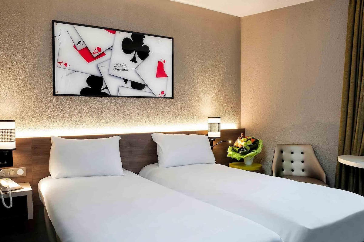 スタンダード ルーム シングルベッド 2 台 | セーフティボックス (室内)、デスク、防音設備、アイロン / アイロン台