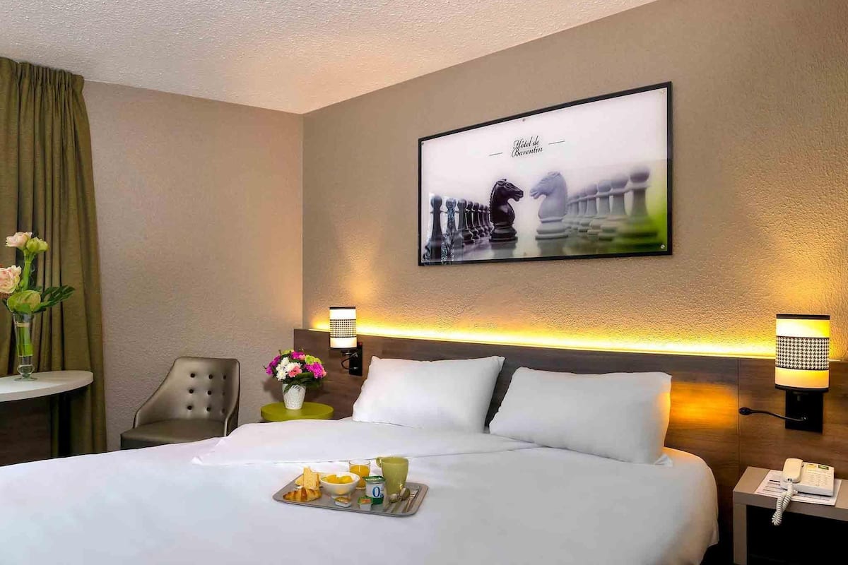 Standard Room, 1 Double Bed | In-room safe, desk, soundproofing, iron/ironing board