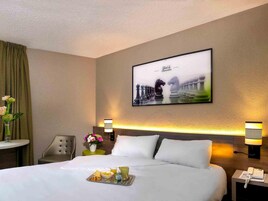 Caja de seguridad en la habitación y escritorio 