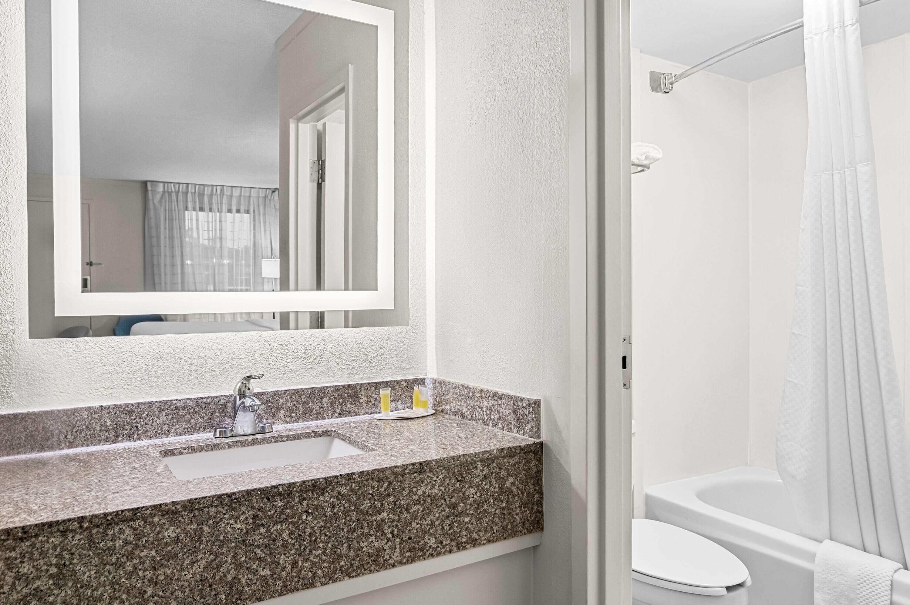 Combined shower/bathtub, free toiletries, hair dryer, towels