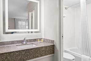 Combined shower/bathtub, free toiletries, hair dryer, towels - Days Inn by Wyndham Salem (Salem)