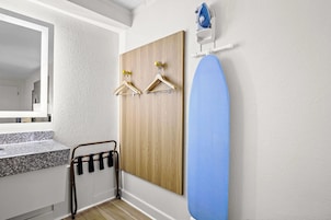 Escrivaninha, ferros/tábuas de passar roupa, berços grátis