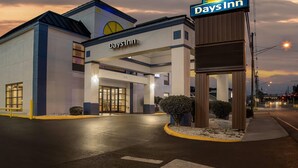 A Days Inn hotel with a modern facade, large entrance doors, and a well-lit exterior. - Days Inn by Wyndham Salem (Salem)