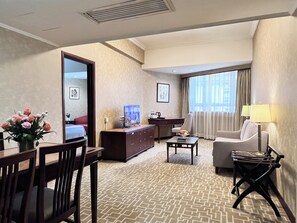Deluxe Suite | Living area | 28-inch LCD TV with satellite channels, TV - Century Plaza Hotel (Shenzhen)
