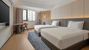 A hotel room with two beds, a desk, and a TV. - Holiday Inn Express Shenzhen Luohu Port by IHG (Shenzhen)