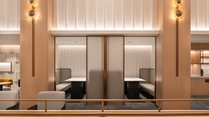 A modern hotel lobby with a seating area, a large mirror, and a wooden partition. - Holiday Inn Express Shenzhen Luohu Port by IHG (Shenzhen)