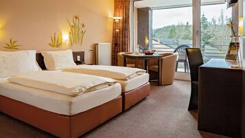 Hypo-allergenic bedding, in-room safe, desk, blackout curtains