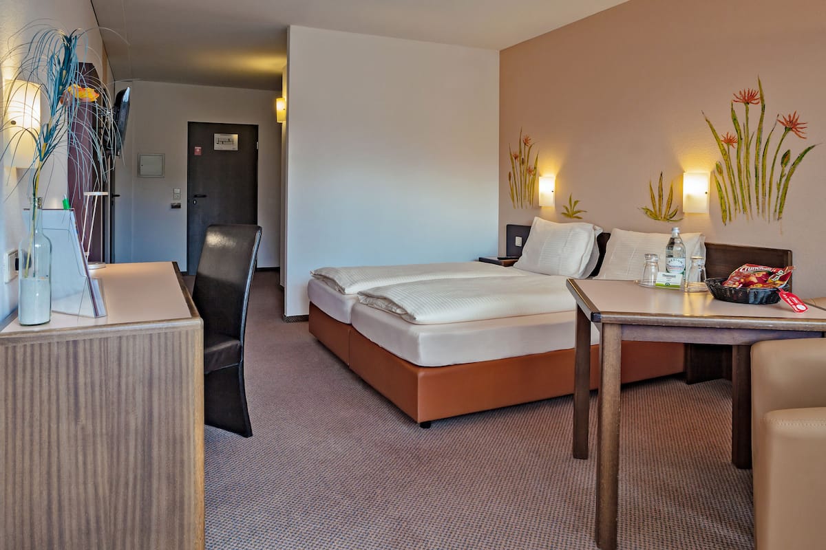 Hypo-allergenic bedding available, in-room safe, desk, blackout drapes