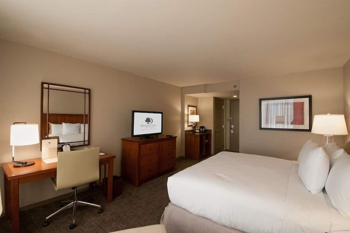 Premium bedding, in-room safe, desk, laptop workspace
