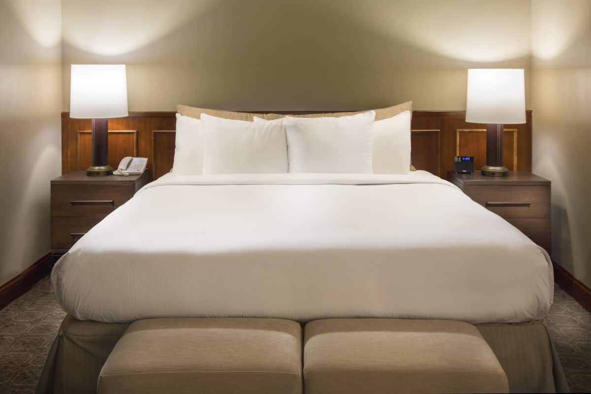 Literie de qualité, coffre-fort, bureau