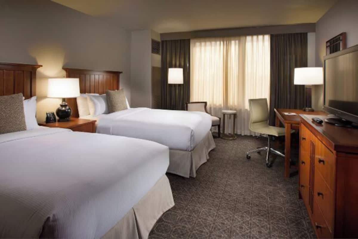 Premium bedding, in-room safe, desk, laptop workspace