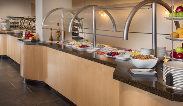 2 restaurants, breakfast, dinner served; American cuisine