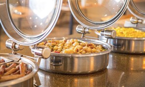 2 restaurantes; se sirve desayuno y cena; cocina americana