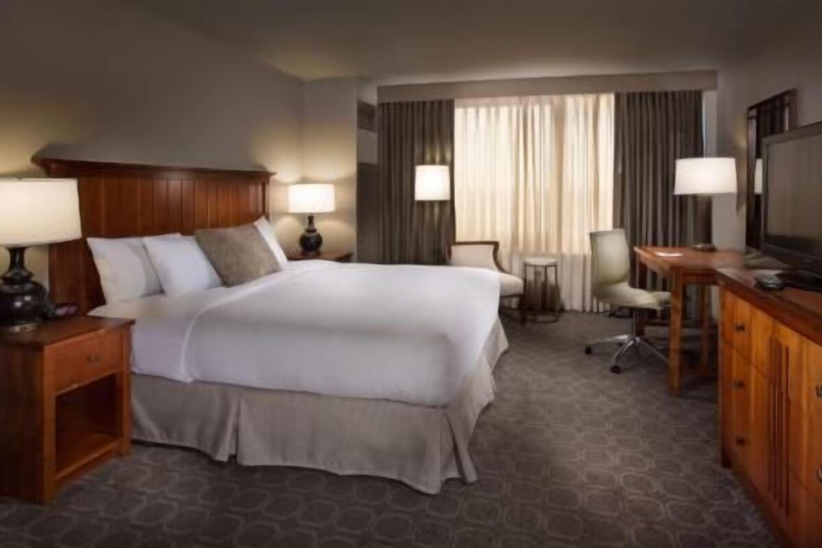 Premium bedding, in-room safe, desk, laptop workspace