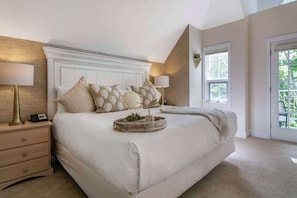 Honeymoon Suite, 1 King Bed, Non Smoking, Kitchen | Blackout curtains, iron/ironing board, free WiFi, bed sheets