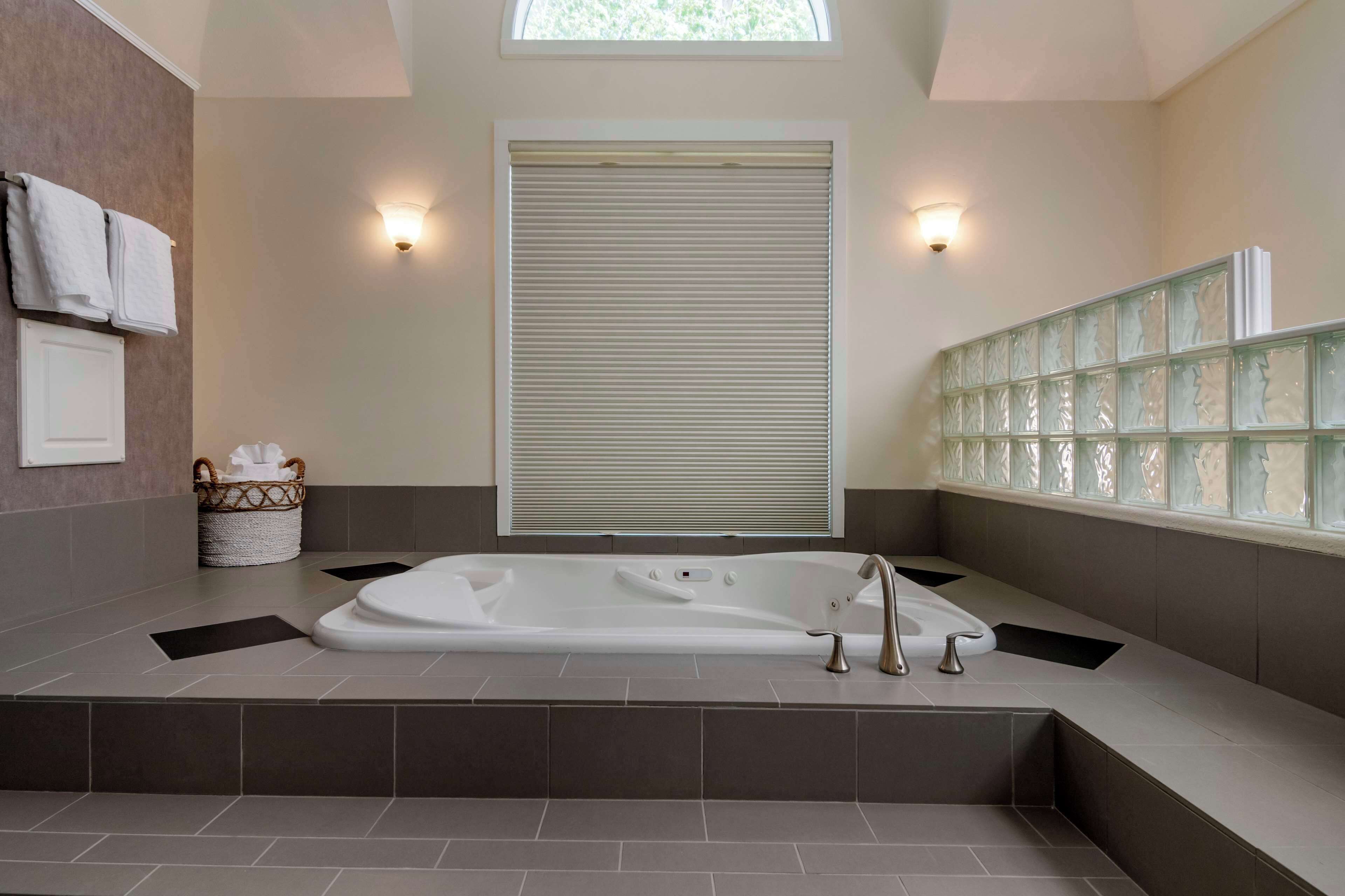 honeymoon suite, 1 king bed, non smoking, kitchen | bathroom | combined shower/bathtub, free toiletries, hair dryer, towels