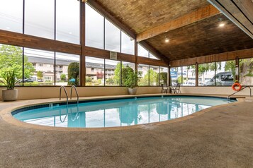 Indoor pool, seasonal outdoor pool, pool loungers