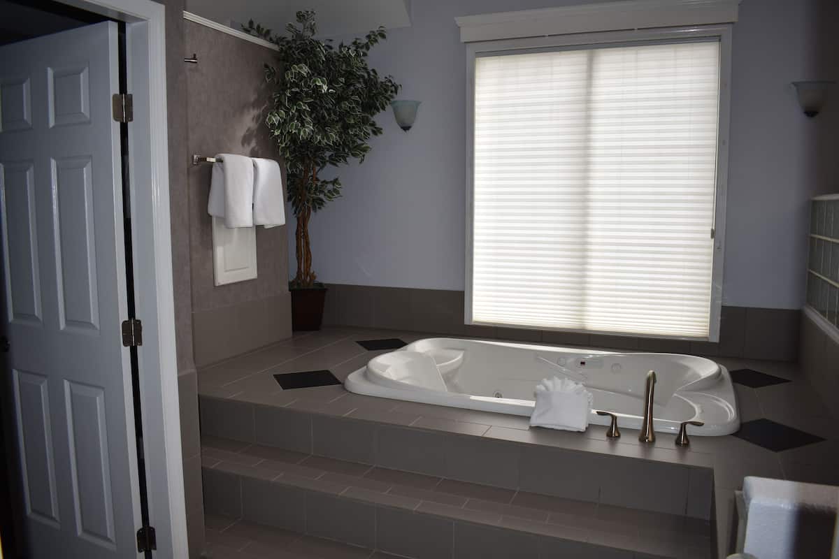 deluxe suite, 1 king bed, non smoking, kitchen | jetted bathtub