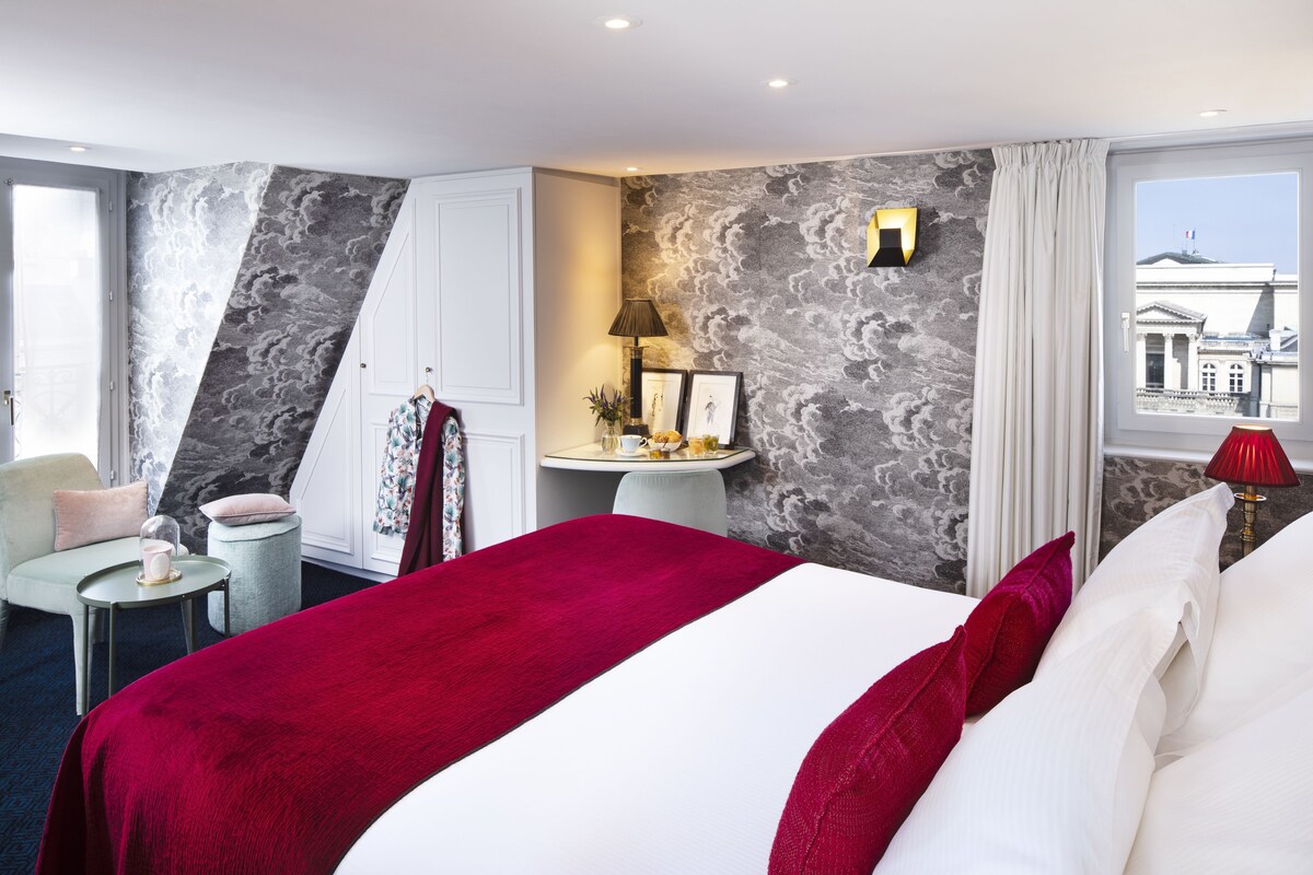 Luxe beddengoed, een kluis op de kamer, een bureau