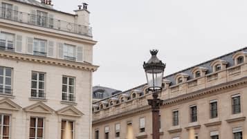En historisk bygning med klassisk arkitektur, præget af en markant midterstolpe og en gadelygte.