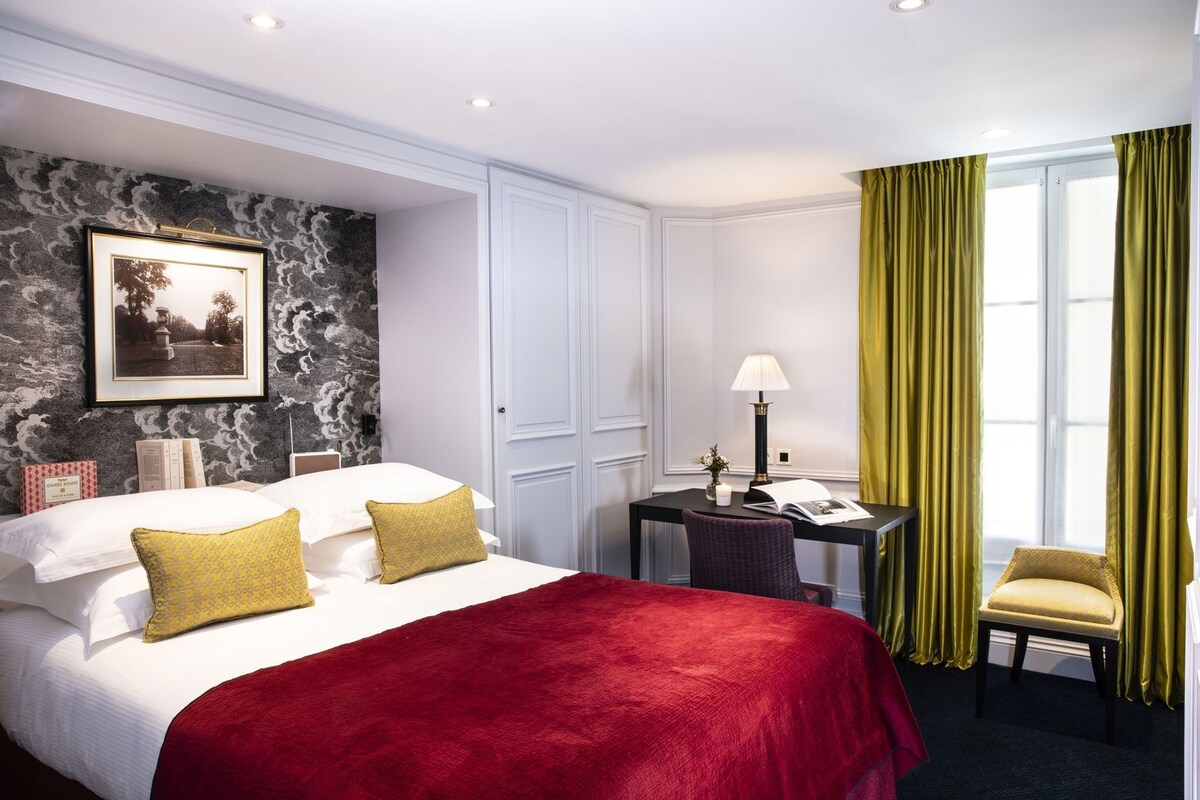 Luxe beddengoed, een kluis op de kamer, een bureau
