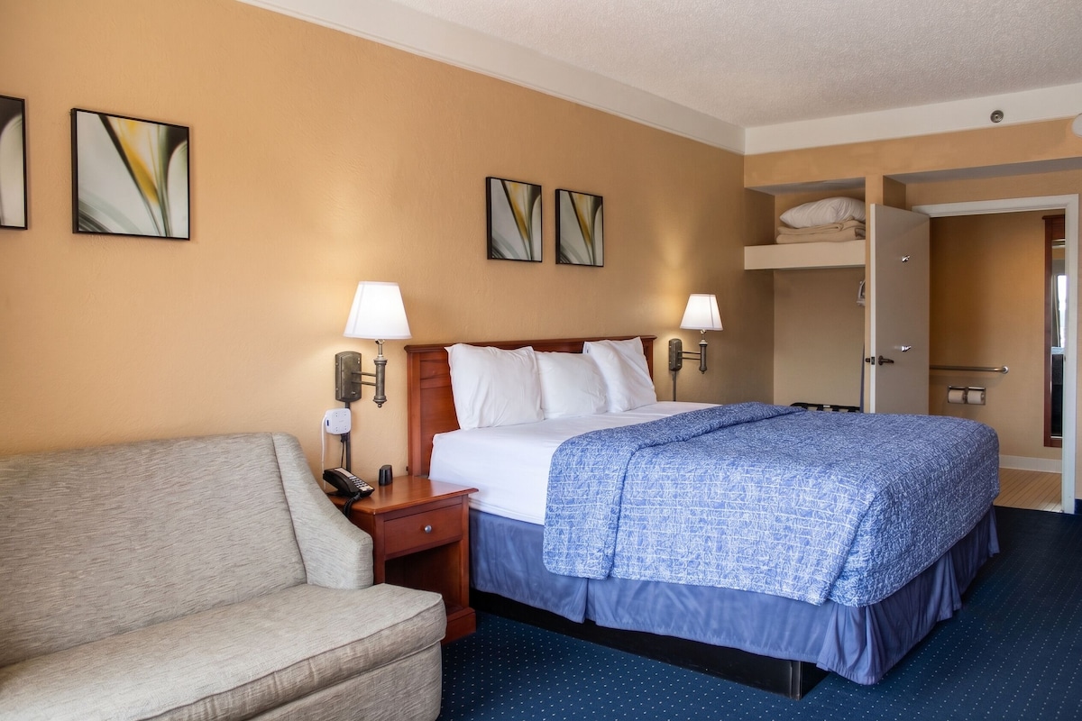 Standard Room, 1 King Bed, Accessible | In-room safe, iron/ironing board, cribs (free)