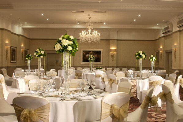 زفاف داخل الفندق