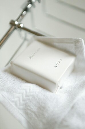 Tina con regadera, amenidades de baño gratuitas, toallas