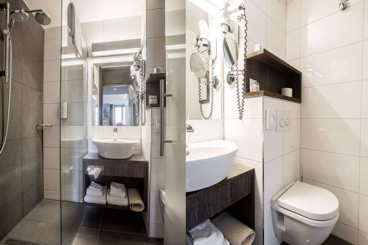 standard room, 1 queen bed (extra small) | bathroom | combined shower/bathtub, hydromassage showerhead