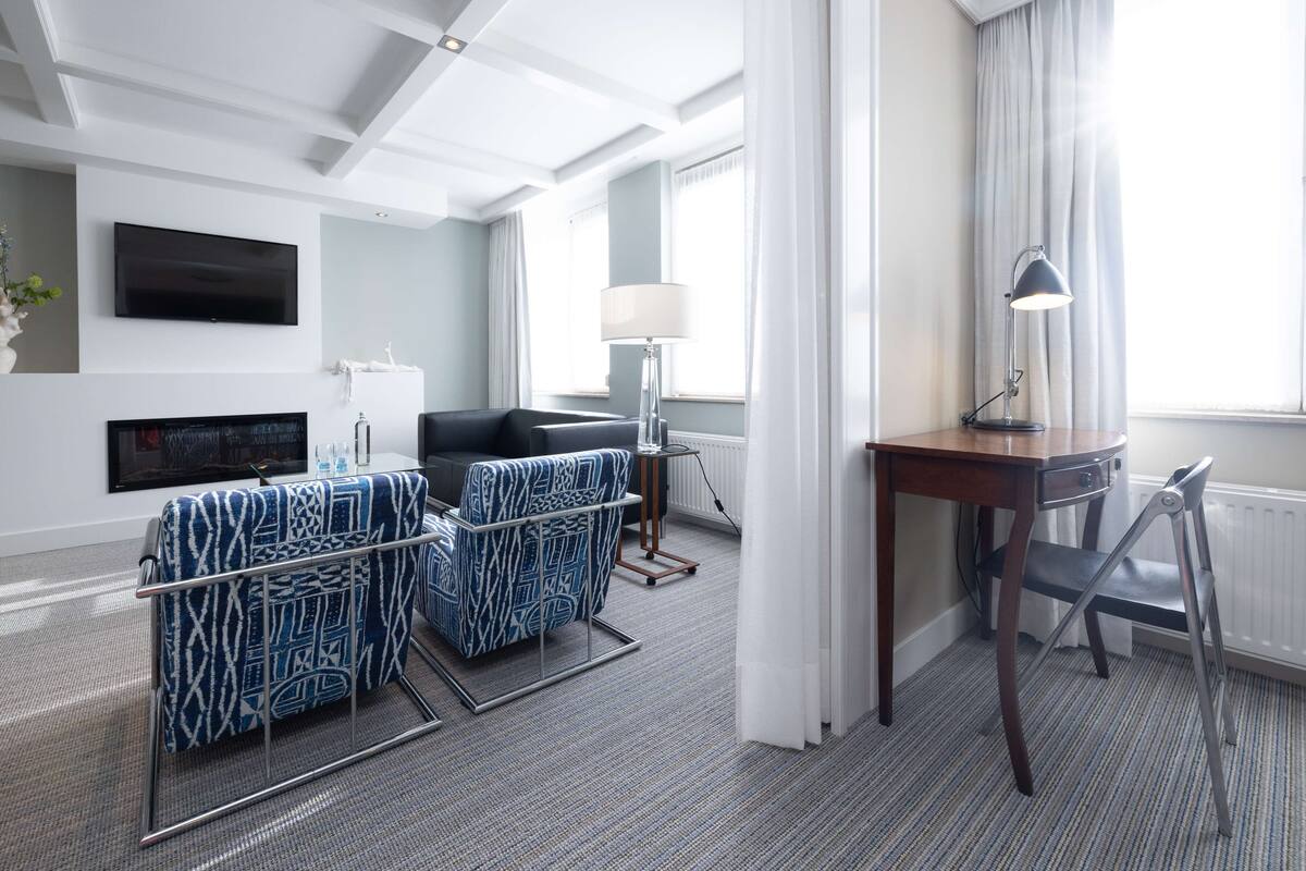 suite, 1 king bed | hypo-allergenic bedding, minibar, in-room safe, desk