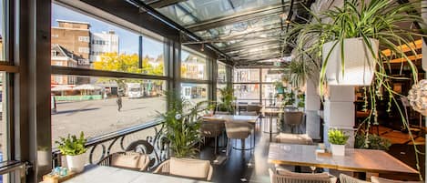 2 restaurants servant le petit déjeuner