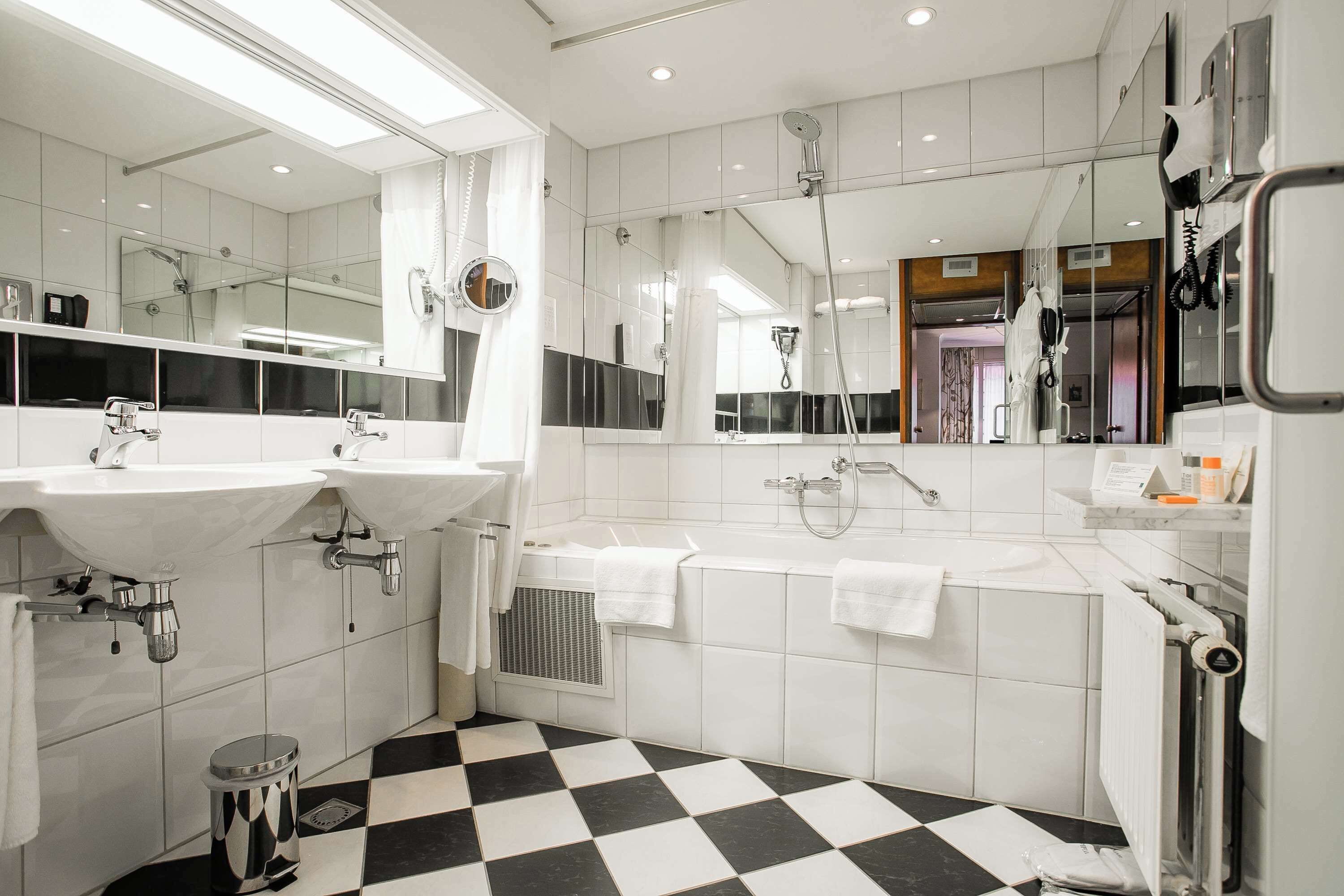 junior suite, 1 king bed | bathroom | combined shower/bathtub, hydromassage showerhead