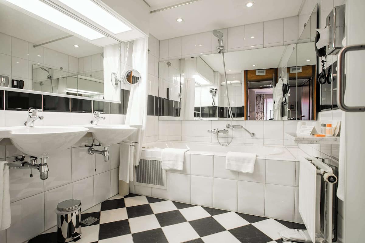 junior suite, 1 king bed | bathroom | combined shower/bathtub, hydromassage showerhead