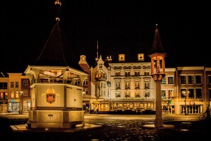 Front of property – evening/night - Golden Tulip Hotel Central ('s-Hertogenbosch)